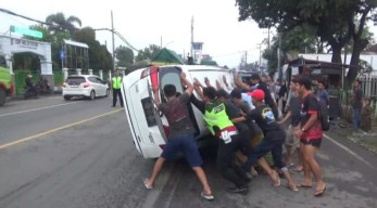 Mobil Sigra Terbalik Usai Tabrak Terios dan Yamaha Vega di Jombang