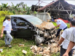 Diduga Mengantuk, Komisioner KPU Sumenep Alami Kecelakaan Mobil