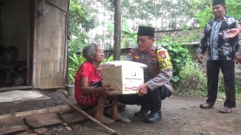 Cerita Nenek Sarmi, Lansia di Jombang saat Menerima Bantuan dari Polisi