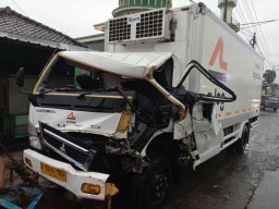 BRAKKK!! Dua Truk Adu Moncong di Jombang
