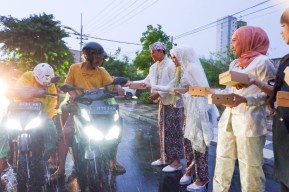 Wow! Ada Pengantin Bagi-bagi Takjil di Surabaya, Ide Kreatif Lissa Kwok