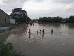 Sungai Bengawan Solo Meluap Genangi Sejumlah Perkampungan di Bojonegoro