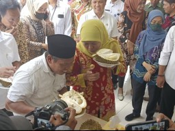 Momen Gubernur Khofifah Belah Duren di Kantor jatimnow.com