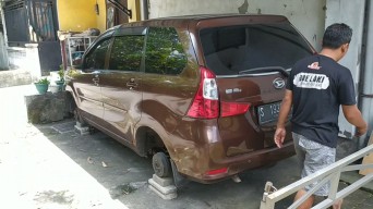 Maling di Jombang Preteli Ban Mobil, Waspada Suara Berisik di Malam Hari!