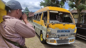 Mobil Travel asal Madura Terguling Dekat Hotel Kalibaru Banyuwangi