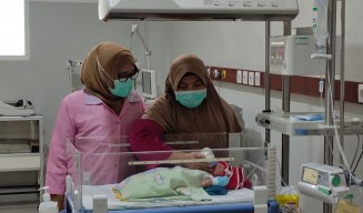 Ramai-ramai Warga Ingin Adopsi Bayi yang Ditemukan di Genteng