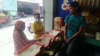 Pedagang Pasar Tradisional Jombang Masih Menjual Beras di Bawah HET