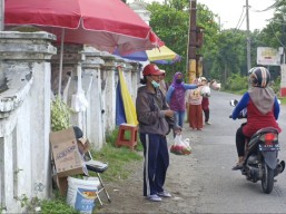 Strategi Penjual Bunga Tabur Makam di Jalan Medokan Semampir, Beromzet Rp1,5 Juta Sehari!