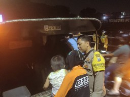 Percobaan Bunuh Diri Ibu dan Anak Ceburkan Diri di Rolak Surabaya Digagalkan Warga