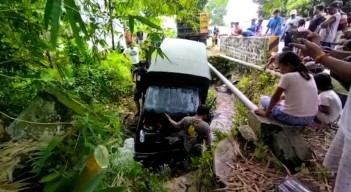 Pikap Muat Kue Lebaran Terperosok ke Sungai di Banyuwangi