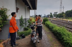 Pemotor Terobos Palang Pintu Disambar Kereta Komuter di Pasuruan, Kondisinya Mengejutkan!