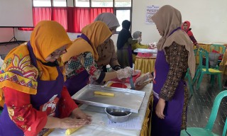Emak-emak di Ponorogo Dilatih Bikin Kue Kering, Siap Sambut Momentum Idul Fitri
