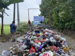 Warga Blokade Jalan Menuju TPA Mrican Ponorogo dengan Sampah