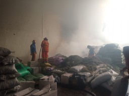 Gudang Cat dan Rempah-rempah di Jemundo Sidoarjo Terbakar