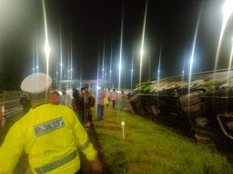Sopir Mengantuk, Bus Restu Terguling di Tol Mojokerto