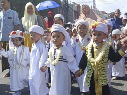 Meriahnya Kirab Anak-anak TPQ dalam Haul ke-546 Sunan Ampel