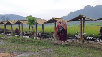 Sensasi Makan di Atas Aliran Air di Petung Park Mojokerto, Kepo Yuk!