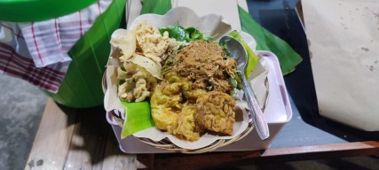 Info Lur! Menu Sahur Pecel Nisoringin di GKB Gresik, Alamatnya Mudah Dicari