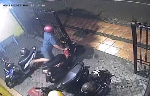 Pria Bertopi Satroni Toko di Mojokerto: Beraksi 37 Detik, Curi Motor Karyawan