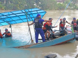 9 Motor dalam Perahu Tambang Terbalik di Surabaya Berhasil Dievakuasi