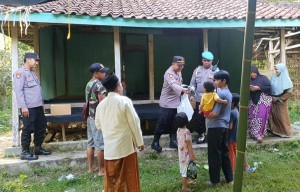 Polisi Bangkalan Beri Santunan Wanita ODGJ dengan 3 Anak