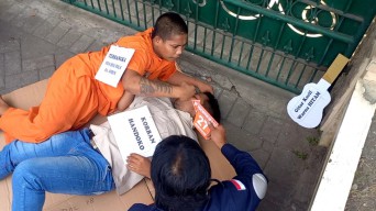 Rekonstruksi Kematian Pengamen di Tulungagung, Tersangka Peragakan 49 adegan
