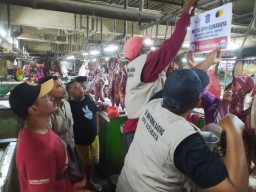 Jelang Ramadan, RPH Surya Bagikan Papan Mitra untuk Pedagang Dading Sapi