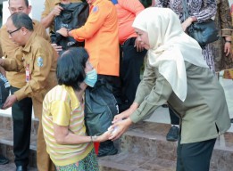 Cara Khofifah Berbagi Kebahagiaan dengan Masyarakat Jelang Ramadan