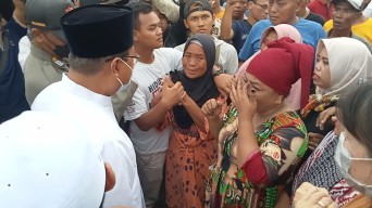 SD Sepi Peminat dan Mantan Wagub Jatim Diserbu Emak-emak di Pasuruan