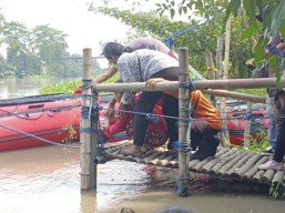 Perahu Tambang Terbalik di Surabaya, Keluarga Korban Hilang Tabur Bunga