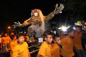 FOTO: Pawai Ogoh-ogoh di Desa Laban Gresik
