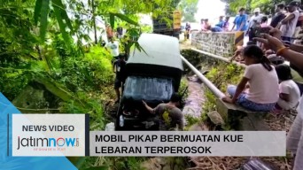 Mobil Pikap Bermuatan Kue Lebaran Terporosok