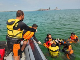 Tim SAR Gabungan Selamatkan 15 ABK Korban Kapal Pecah di Tuban