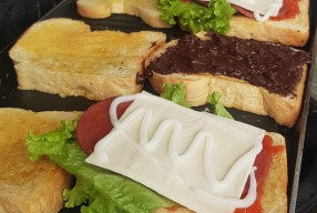 Ingin Santap Toast Lezat saat Buka Puasa? Kafe OlehKopi Pandaan Tempatnya