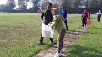 Momen Wali Kota Mojokerto Ning Ita Punguti Sampah Botol Air Mineral