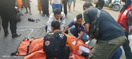 Hilang Kendali Lalu Tabrak Truk di Surabaya, Pemotor asal Blora Tewas