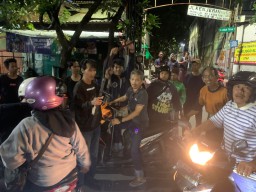 Tak Terima Ditegur, 3 Remaja Diduga Gangster Serang Warga dengan Celurit