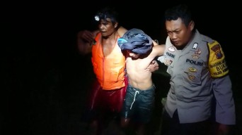 Puluhan Pencari Ikan Terjebak di Sungai Brantas Tulungagung Berhasil Dievakuasi