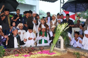 Anies Ziarah ke Makam Kiai Sepuh dan Bertemu Ulama se Madura Raya