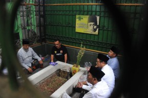 Anies Ziarah ke Makam KH Mas Alwi, Pencetus Nama NU di Surabaya