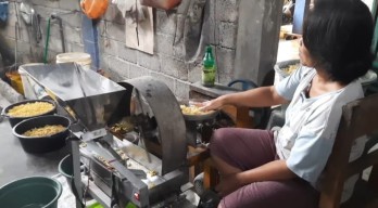 Pria lulusan SMP di Trenggalek Ciptakan Mesin Pembuat Alen-alen