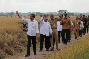 Dapat Sinyal "Endorse" Jokowi, Elektabilitas Prabowo Salip Ganjar di Jatim