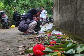 Makam Leluhur Berganti, Warga Banyuwangi Kirim Doa dari Balik Tembok