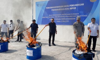 Mendag Zulhas Musnahkan Baju Impor Bekas, Senilai 10 Rubicon