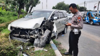 Innova Ringsek Tabrak PJU di Mojokerto Usai Tersenggol Dump Truck