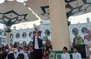 Khofifah Santuni Anak Yatim dan Salurkan Zakat Produktif di Bawah Payung Madinah Kota Pasuruan