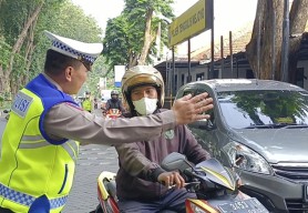 Info Rek... Polsek Tenggilis Mejoyo Sediakan Parkir Gratis untuk Pemudik