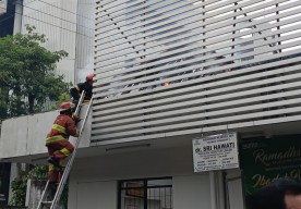 Apotek Kimia Farma Jalan Diponegoro Surabaya Terbakar, 80 Persen Atap Runtuh