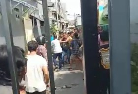 Bandit Bertato di Surabaya Dihajar Warga Usai Tepergok Curi Motor dalam Gang Padat Penduduk
