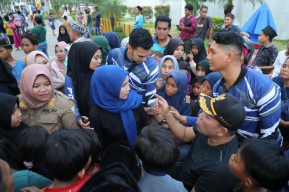 Bupati Sampang Borong Takjil dan Bagikan 1.000 Paket Sembako